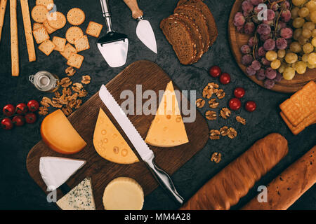 Différents types de fromage, du pain et des raisins Banque D'Images