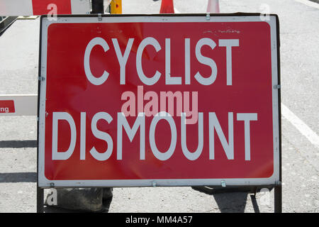 Cycliste démonter signe, unsually se référant aux cyclistes au singulier, dans la ville de Londres, Angleterre Banque D'Images