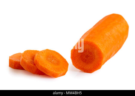 Avec rondelles de carottes pelées isolé sur blanc. Banque D'Images