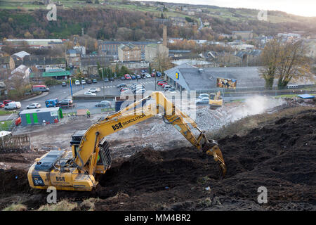 Digger au travail nivelant le terrain pour le réaménagement, Sowerby Bridge, West Yorkshire Banque D'Images