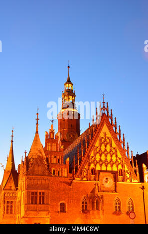 L'Ancien hôtel de ville gothique (Ratusz) à la place du marché (Rynek). Cette place du marché médiéval est l'un des plus grands en Europe. Wroclaw, Pologne Banque D'Images