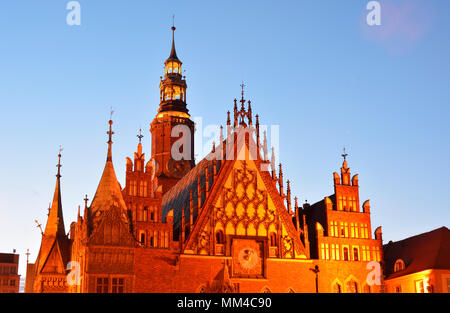 L'Ancien hôtel de ville gothique (Ratusz) à la place du marché (Rynek). Cette place du marché médiéval est l'un des plus grands en Europe. Wroclaw, Pologne Banque D'Images