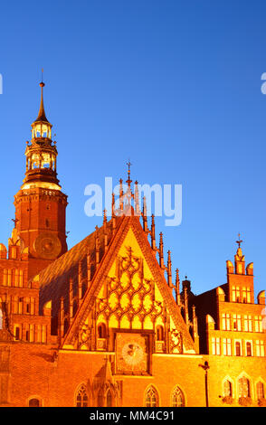 L'Ancien hôtel de ville gothique (Ratusz) à la place du marché (Rynek). Cette place du marché médiéval est l'un des plus grands en Europe. Wroclaw, Pologne Banque D'Images