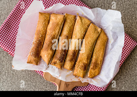 Bâtonnets de pain au fromage à l'ail. restauration rapide Banque D'Images