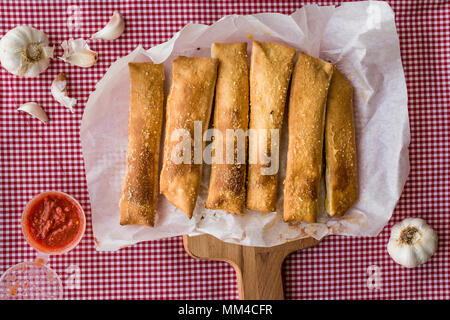 Bâtonnets de pain à l'ail avec une sauce tomate et fromage parmesan. restauration rapide Banque D'Images