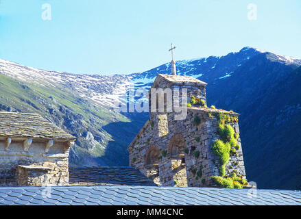 Clocher de l'église de Santiago et la montagne. Peñalba de Santiago, Leon province, Castilla Leon, Espagne. Banque D'Images