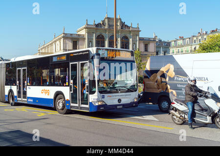 Genève, Suisse - le 18 octobre 2017 : bus modernes à la Place Neuve avec conservatorium Banque D'Images