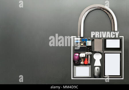 La vie privée en ligne, divers appareils, y compris les comprimés, souris d'ordinateur, les cartes USB en forme de cadenas sur le tableau arrière-plan Banque D'Images