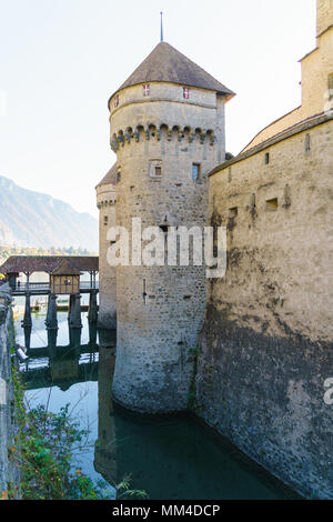 Montreux, Suisse - 18 octobre 2017 : le château de Chillon sur le lac Léman en montagnes des Alpes à l'automne Banque D'Images