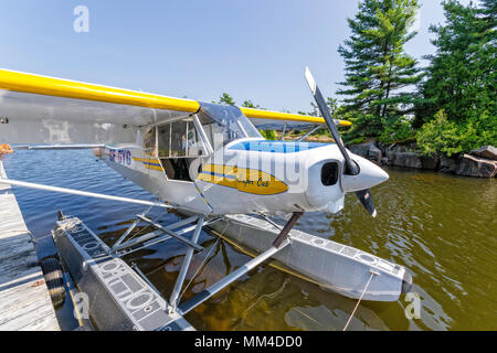 Un Piper Super Cub, PA 18 liée à un quai dans le nord de l'Ontario Banque D'Images