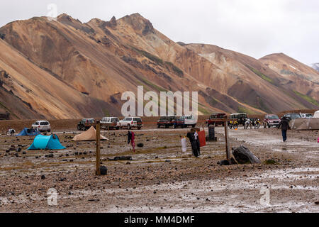 Le séchage des lingettes humides dans un jour dans le camping dans le landmannalaugar Landmannalaugar, la vallée, la Réserve Naturelle de Fjallabak, Islande Banque D'Images