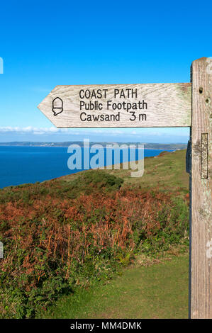 Sentier du littoral sud-ouest signe à rame Head dans le sud-est de Cornwall, Angleterre, Royaume-Uni. Banque D'Images