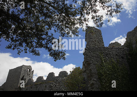 Vue sur le sud de l'effondrement des murs-rideaux crénelée du Château de Puilaurens, Aude, Languedoc-Roussillon, France Banque D'Images