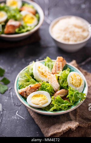 Salade césar avec poulet, oeufs et parmesan Banque D'Images