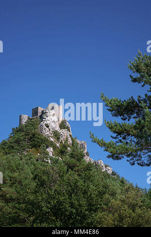 Vue sur le Château de Puilaurens perché sur un sommet de 300 mètres de haut, rock, Aude, Occitanie, France, Banque D'Images