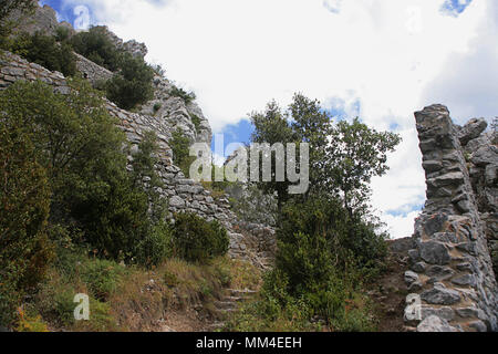 Défenses extérieures du Château de Puilaurens, Aude, Occitanie, France Banque D'Images