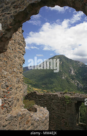 Vue sud du château de Puilaurens le long de la vallée de Pech de Carabatets, Aude, Occitanie, France Banque D'Images