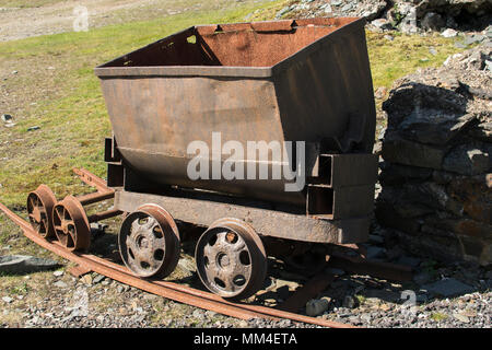 Chariot de mine abandonnés des mines de cuivre de la vallée, au-dessus de l'eau, Coniston Lake District, en Angleterre. Banque D'Images