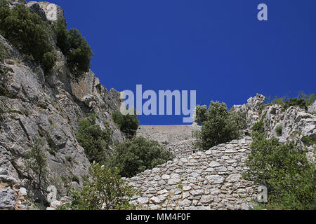 Le chemin de la défense zig-zag approcher le Château de Puilaurens, Aude, Occitanie, France Banque D'Images