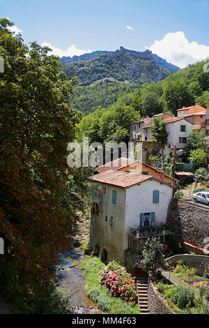 Vue lointaine du château de Puilaurens à partir du pont sur la rivière Boulzane dans le village de Lapradelle, Fenouillèdes, Aude, Occitanie, France Banque D'Images