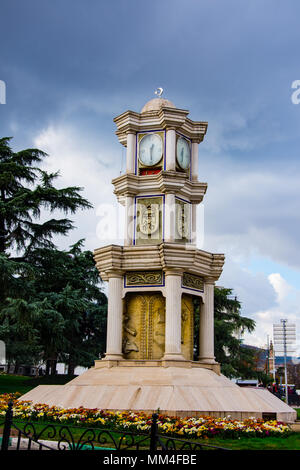 Petit tour de l'horloge situé dans la rue de Bursa, Turquie Banque D'Images