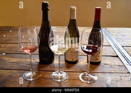 Vins fins sur l'affichage à la dégustation, blanc, rose et rouge avec des bouteilles de vin, La Bergerie marché artisanal, Texas Hill Country, Fredericksburg, au Texas, USA Banque D'Images
