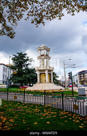 Petit tour de l'horloge situé dans la rue de Bursa, Turquie Banque D'Images