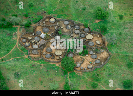 L'Ouganda, le Karamoja, Kotido, karamojong, tribu pastorale vue aérienne de logement typique d'un homestead, Manyata cluster avec abris et des bovins, l'escrime en bois est une protection contre les tribus hostiles et les bovins raiders Banque D'Images