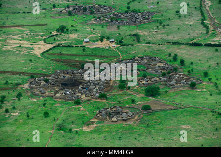 L'Ouganda, le Karamoja, Kotido, karamojong, tribu pastorale vue aérienne de logement typique d'un homestead, Manyata cluster avec abris et des bovins, l'escrime en bois est une protection contre les tribus hostiles et les bovins raiders Banque D'Images