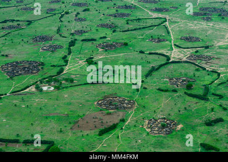 L'Ouganda, le Karamoja, Kotido, karamojong, tribu pastorale vue aérienne de logement typique d'un homestead, Manyata cluster avec abris et des bovins, l'escrime en bois est une protection contre les tribus hostiles et les bovins raiders Banque D'Images