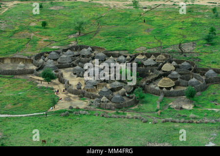 L'Ouganda, le Karamoja, Kotido, karamojong, tribu pastorale vue aérienne de logement typique d'un homestead, Manyata cluster avec abris et des bovins, l'escrime en bois est une protection contre les tribus hostiles et les bovins raiders Banque D'Images