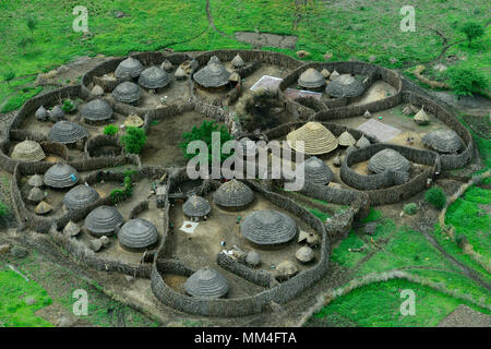 L'Ouganda, le Karamoja, Kotido, karamojong, tribu pastorale vue aérienne de logement typique d'un homestead, Manyata cluster avec abris et des bovins, l'escrime en bois est une protection contre les tribus hostiles et les bovins raiders Banque D'Images