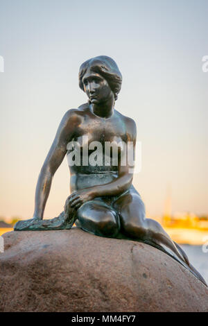 La statue de bronze de la Petite Sirène à Copenhague, dans le domaine de la promenade. Banque D'Images