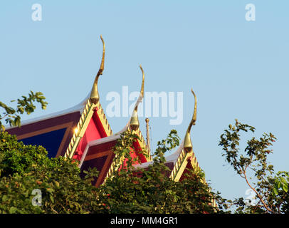 Apex pignon sur le toit de temple thaïlandais. Banque D'Images