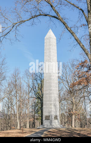 KINGS MTN National Military Park, Blacksburg, SC, USA--décembre,17,2015 : le 83 pi. en granit blanc obélisque commémorant la bataille Banque D'Images