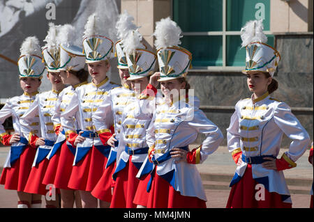 KURSK REGION Krasnoyarsk, Russie, - le 9 mai 2018. Les jeunes filles participent à l'immortel du Regiment avec des portraits de leurs proches qui parti Banque D'Images