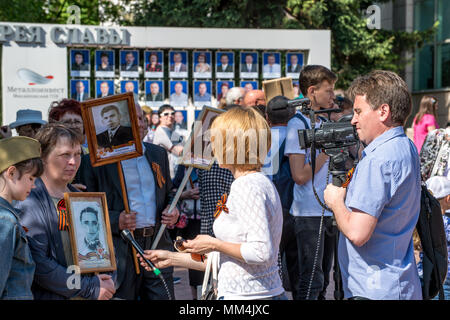 KURSK REGION Krasnoyarsk, Russie, - le 9 mai 2018. Les gens prennent part au défilé du régiment d'immortel avec des portraits de leurs proches qui parti Banque D'Images