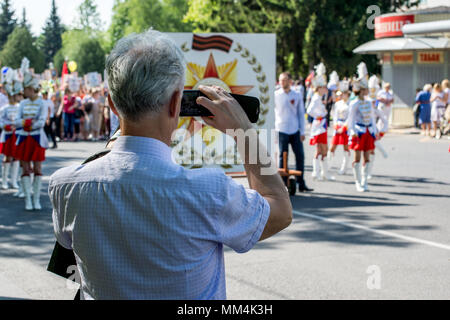 KURSK REGION Krasnoyarsk, Russie, - le 9 mai 2018. Un homme âgé s'inspire d'un défilé de l'Immortel Regiment avec des portraits de leurs proches qui en Banque D'Images