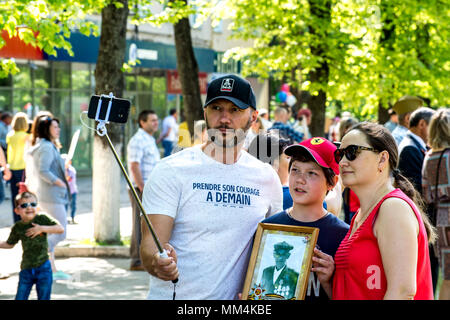 KURSK REGION Krasnoyarsk, Russie, - le 9 mai 2018. Duringin famille prend des photos de la parade du Régiment immortel avec des portraits de leurs proches wh Banque D'Images