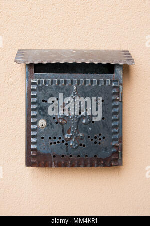 Old vintage metal boîte aux lettres sur le mur beige. Usé postbox Banque D'Images