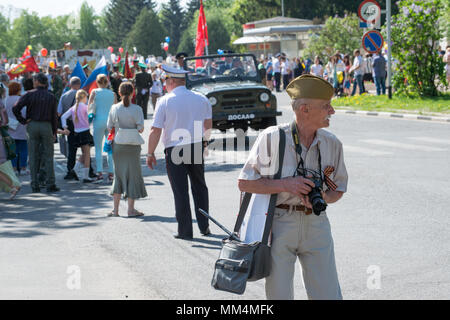 KURSK REGION Krasnoyarsk, Russie, - le 9 mai 2018. Un homme âgé dans un bouchon vert militaire tire une parade de régiment immortel avec des portraits de leurs Banque D'Images