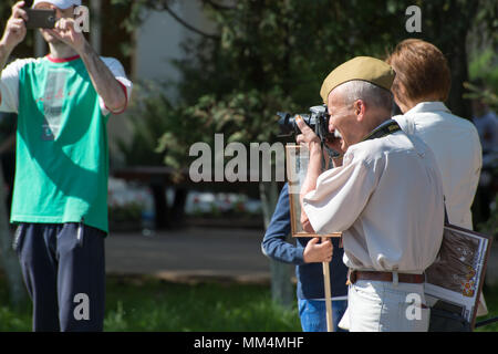 KURSK REGION Krasnoyarsk, Russie, - le 9 mai 2018. Un homme âgé dans un bouchon vert militaire tire une parade de l'Immortel Regiment avec portraits de th Banque D'Images