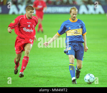 Foot : l'Allemagne Dortmund Westfalenstadion 16.5.2001, la coupe de l'UEFA 2000/2001 La saison dernière Liverpool FC vs Deportivo Alaves 5:4 but en or après plus de temps --- Steven Gerrard (Liverpool), gauche, Jordi CRUYFF (Alaves) Banque D'Images
