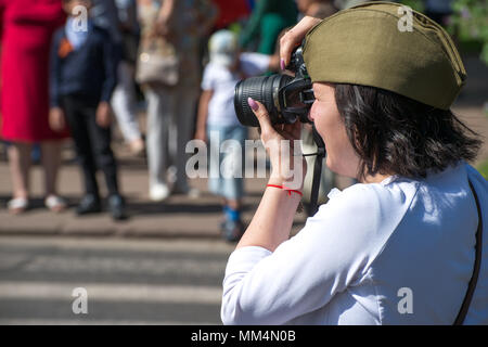 KURSK REGION Krasnoyarsk, Russie, - le 9 mai 2018. dark-haired fille russe dans un bouchon vert militaire tire un défilé de portraits de régiment d'Immortelle Banque D'Images