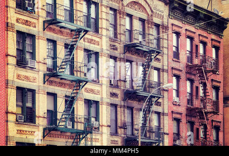 Vintage photo stylisée de bâtiments anciens avec le feu s'échappe, l'un des symboles de la ville de New York, USA. Banque D'Images