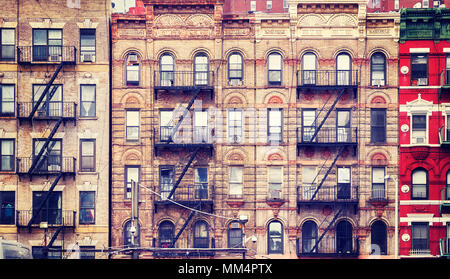 Vintage photo stylisée de bâtiments anciens avec le feu s'échappe, l'un des symboles de la ville de New York, USA. Banque D'Images