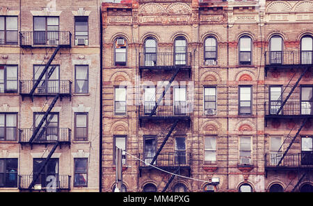 Les bâtiments anciens avec le feu s'échappe, l'un des symboles de la ville de New York, aux tons de couleur photo, USA. Banque D'Images