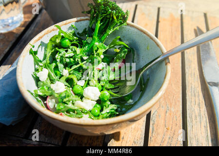 Salade végétarienne saine de grillades le brocoli, les pois, radis, menthe fraîche et fromage de chèvre émietté Banque D'Images