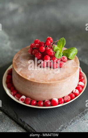 Mousse au chocolat avec des fruits d'airelles et menthe copy space Banque D'Images