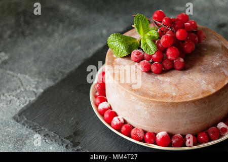 Mousse au chocolat avec des fruits d'airelles et menthe copy space Banque D'Images